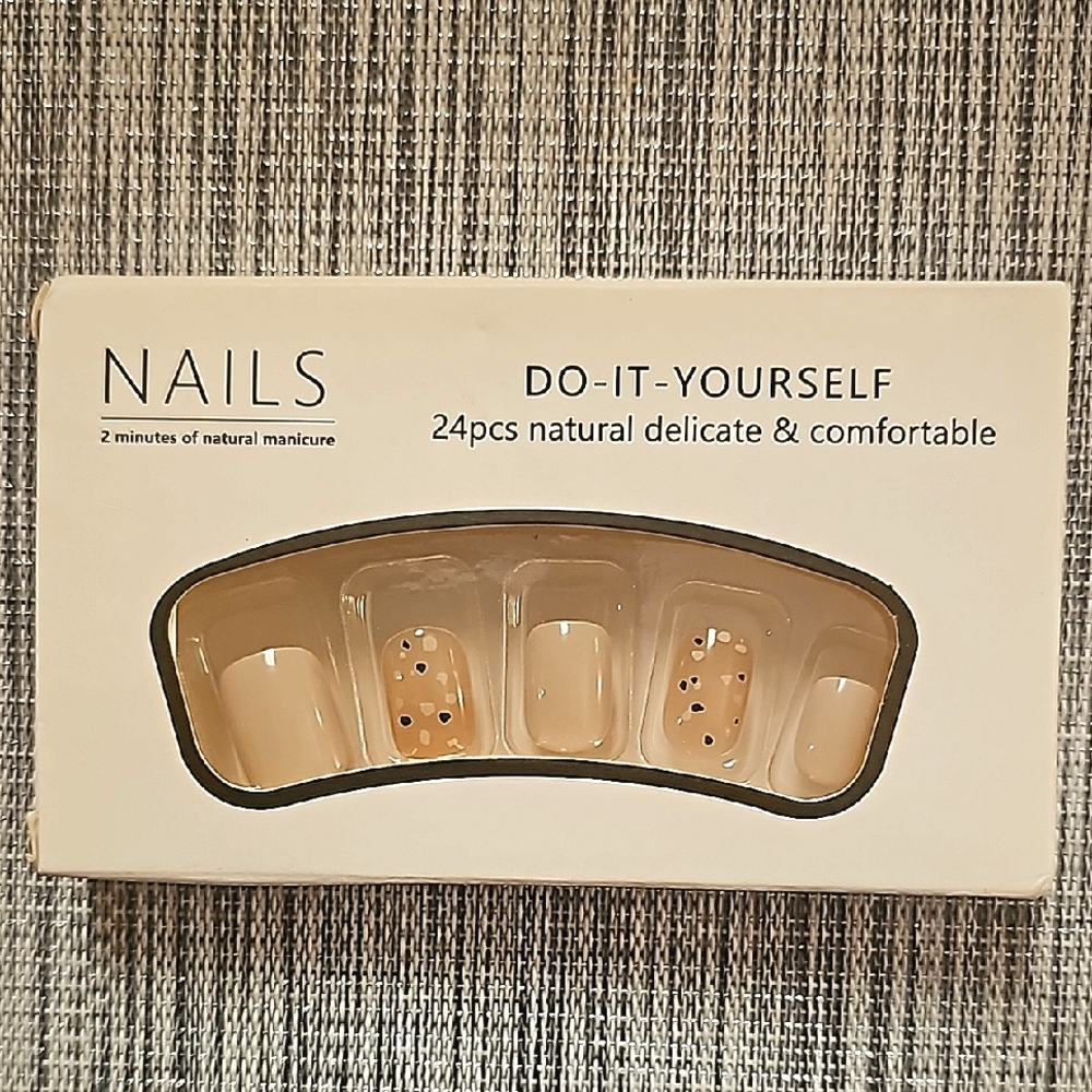 5/$25 Press-On Nails Set - Beige Hearts